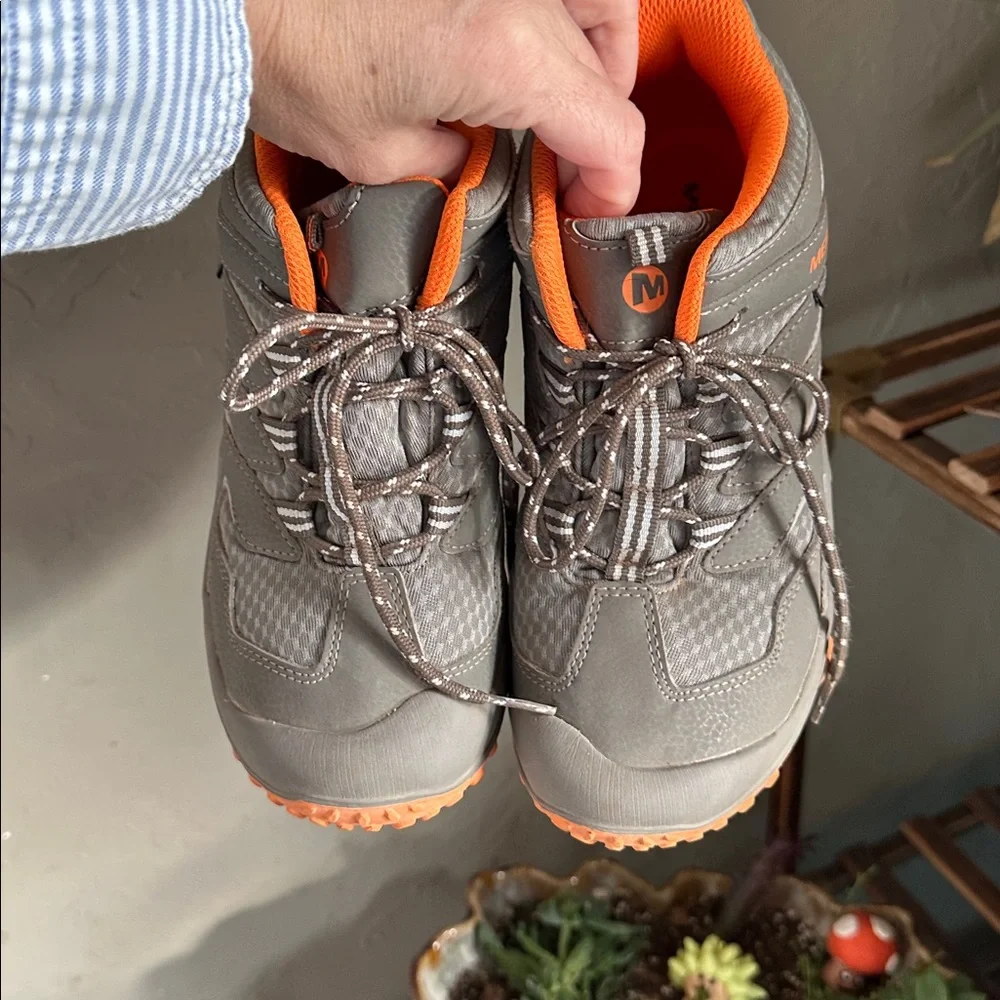 Merrell Kids' gray and Orange Boots size 3.5 lightly used‎ great condition